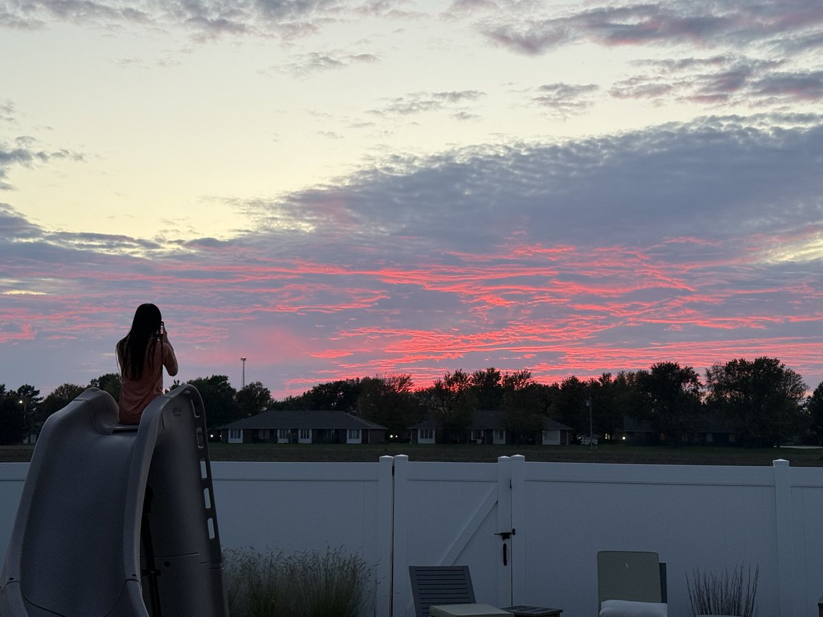 Love a Kansas sunset. Love the girl that chases them even more.

Sweetest of the sunflowers, she’s the sun to me. 🌅