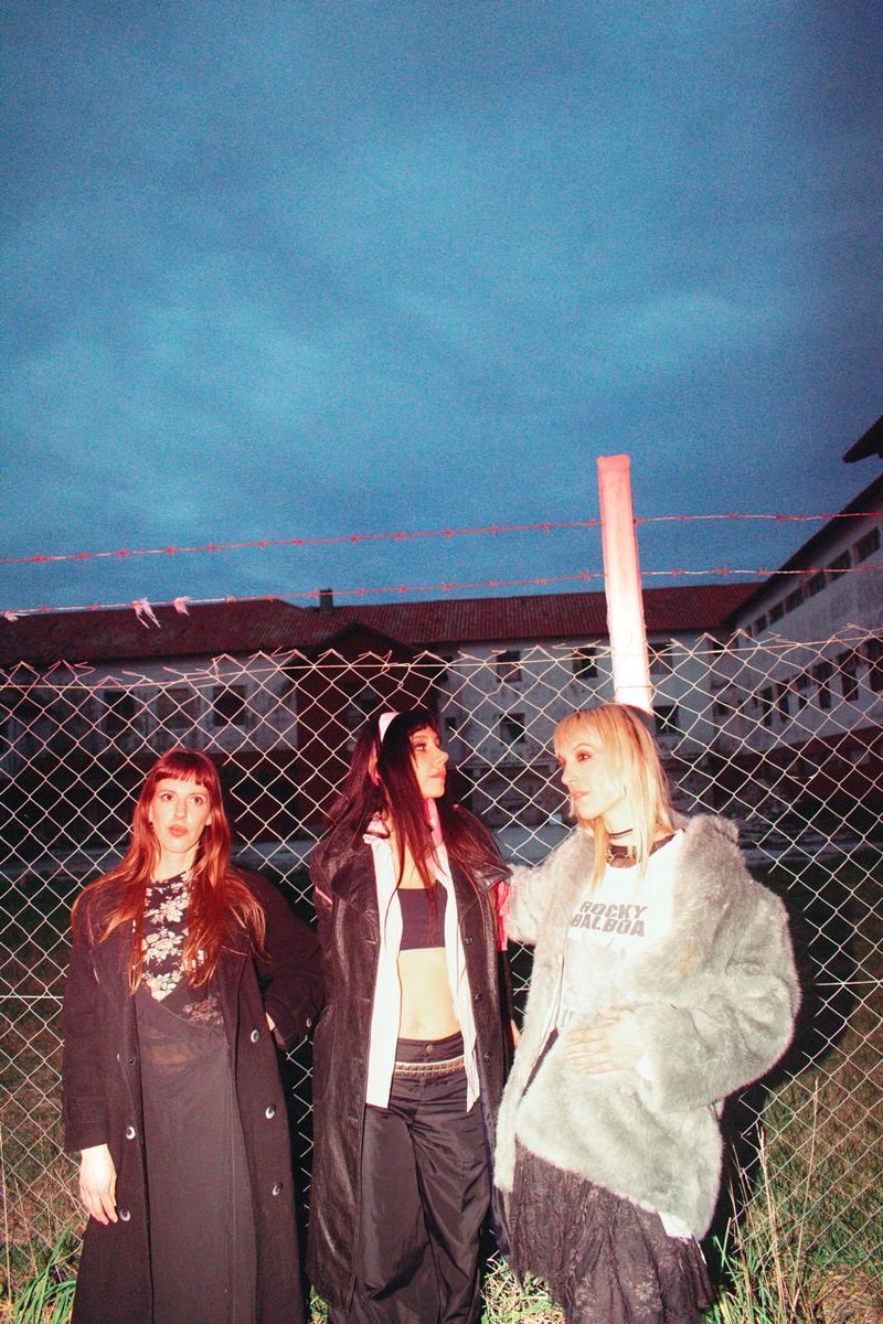 El miércoles 22 de Octubre a las 22hs sale El Álbum Rosa, nuestro primer LP 

Estamos felices con todo el recorrido que nos trajo hasta acá y muy agradecidas con todxs. 

Tenemos muchas ganas de que lo escuchen.

Pre save en el link en nuestra bio.