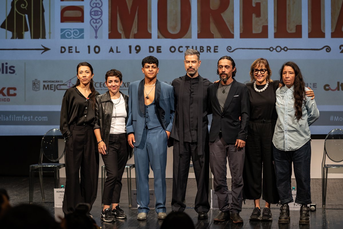 “Hubiera sido muy tibio no retratar la desnudez masculina”: David Pablos presentó EN EL CAMINO en el #FICM2025, un retrato descarnado de la soledad, la vulnerabilidad y las conexiones humanas que surgen en espacios de abandono.

Leer más 🎬👉 [ tinyl.co/3pYe ]