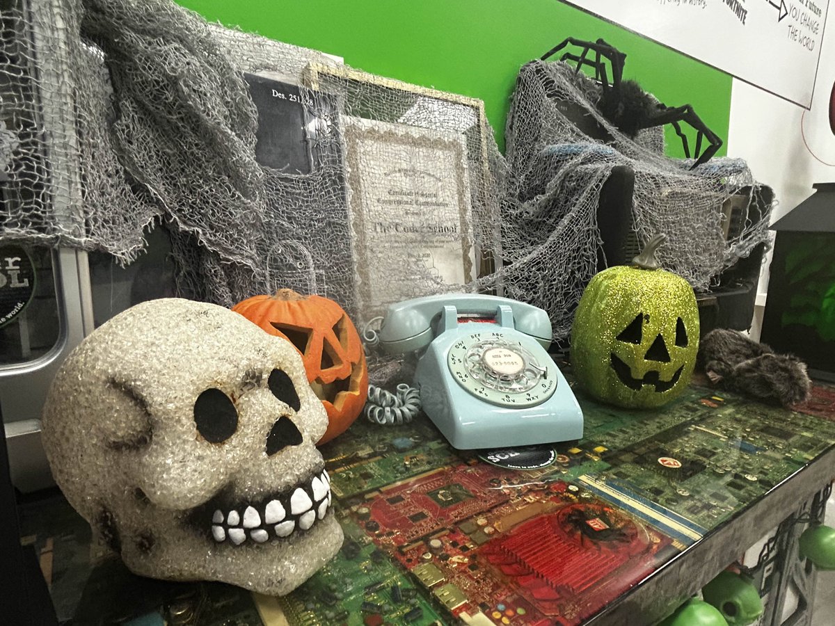 ThecoderschoolN's tweet image. It&apos;s spooky season again!  Break out your creepy coding skills! 💀🎃

#thecoderschool #fall #halloween #kidswhocode #codingschool #codingschoolforkids #spookymonth #learn2code #code4fun