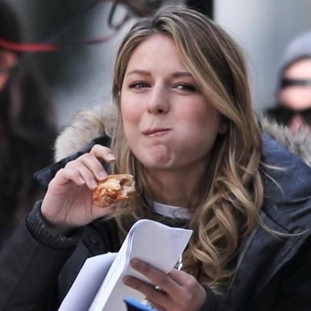 Mini au — Pedido errado de delivery.

Vizinha nova, jantar trocado e risadas inesperadas. Entre pad thai e hambúrguer, Kara e Lena descobrem que encontros acidentais podem ser irresistíveis.