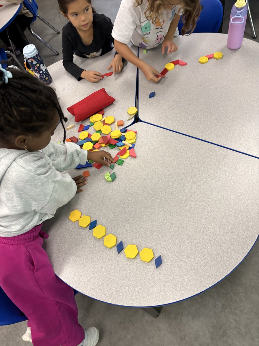 MissLEmmanuel's tweet image. We have started patterning! We used our manipulatives and even ourselves in class to create different patterns!🔴🔵🔴🔵
•
@OttCatholicSB @SMYocsb #ocsbMath