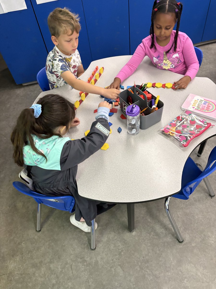 MissLEmmanuel's tweet image. We have started patterning! We used our manipulatives and even ourselves in class to create different patterns!🔴🔵🔴🔵
•
@OttCatholicSB @SMYocsb #ocsbMath