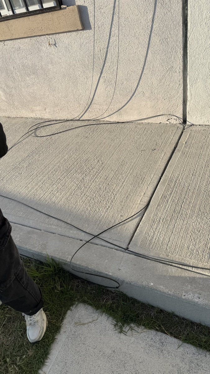OLGA_1's tweet photo. @Megacable  estos cables desde que instalaron están sueltos, que no se supone que sus instalaciones son ocultas, ayer se cayó una chica, cuántas personas más tendrán que caer para que vengan arreglarlo ??? https://t.co/GfJTGlqxHJ