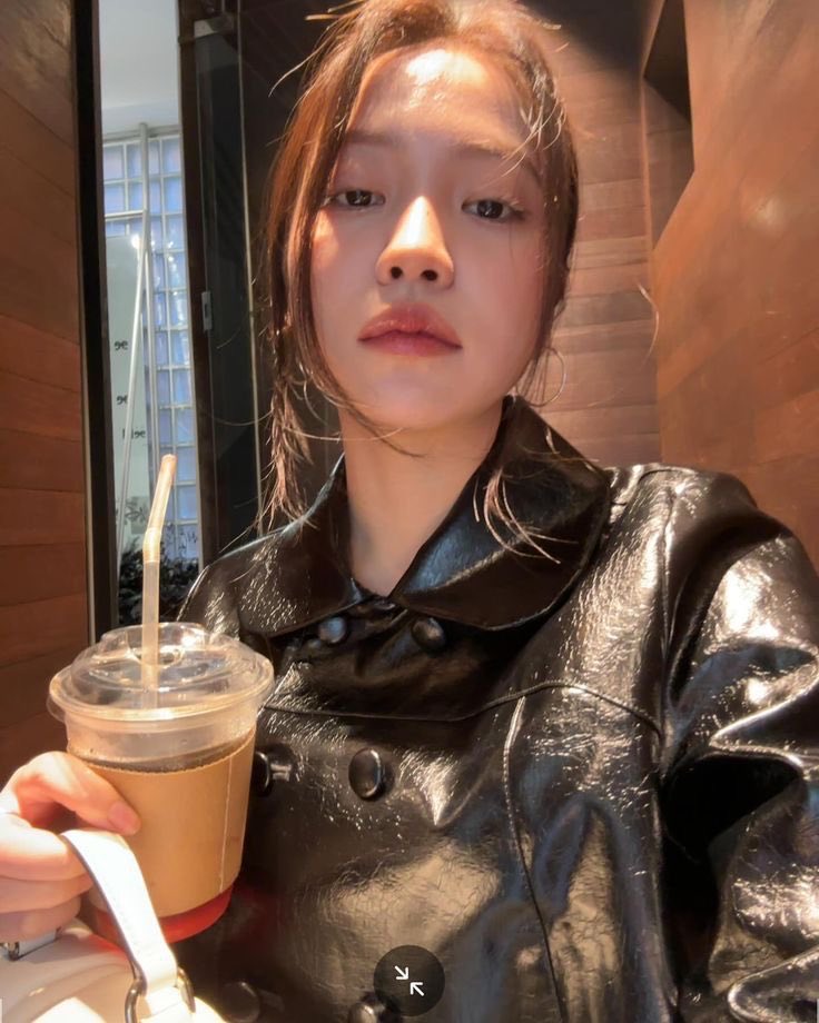 Selamat pagi!
Jangan lupa minum segelas kopi🥤