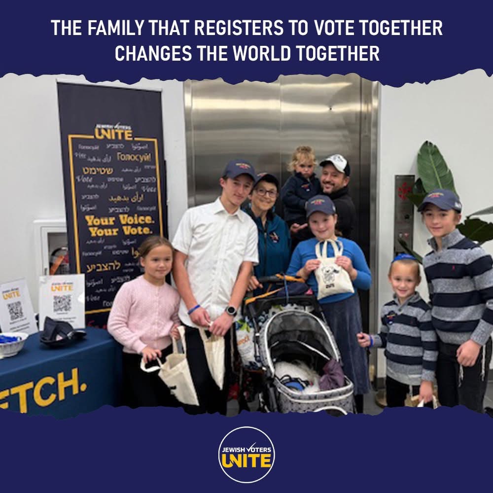 UniteJV's tweet photo. Three generations of new voters register to vote with #JVU 🔥

@theaddress_americandream
#TheAddress #Voters https://t.co/HHddWaNZeN