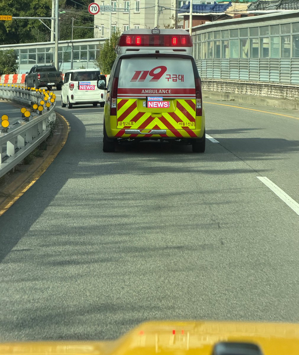 아니 좀전에 출근 길에 뒤에서
119 구급차 소리가 나서

<a href="/SonicLabs/">Sonic</a> $S 400K TPS,
sub-second finality 처리속도로
빨리 가라고 저는 바로 비켜 줬는데 

구급차 앞에 흰색  Ray? 
앞에 차도 없는데 빨리도 안 가면서 
절대 안 비켜 주네요 진짜 너무한다...
왜 저러는 걸까요?

우리 X, 야핑 친구