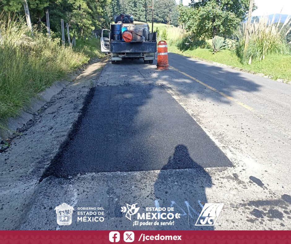jcedomex's tweet image. 🚧👷♂️ Seguimos avanzando en el mantenimiento vial.
Realizamos trabajos de bacheo con mezcla asfáltica en el camino Nicolás Romero – Jilotzingo, mejorando las condiciones del pavimento para brindar mayor seguridad y conectividad a las y los mexiquenses.
#ElPoderDeServir #Bacheo