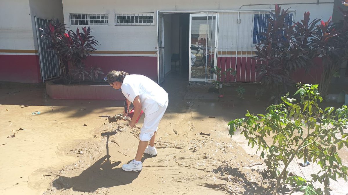 martibatres's tweet image. Nuestra Unidad de Medicina Familiar “Álamo” ubicada en el estado de Veracruz es una de las unidades más afectadas por las lluvias. Se están llevando acciones para rehabilitarla en el menor tiempo posible y el personal se mantiene brindando atenciones prioritarias.
