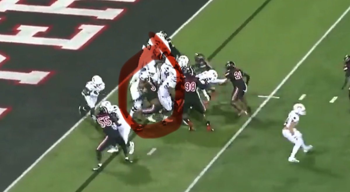 Grown_ManFlo's tweet photo. Holding like a mug, the defender is literally trying to get away.. dude damn near holding the jersey and helmet 😆  FIU WKU https://t.co/Tpoq2Jh1mW