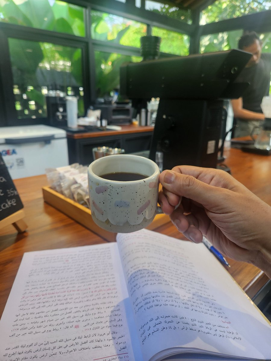 salimafillah's tweet photo. Khittahnya kopi adalah sahabat ahli taat, ahli ilmu, dan ahli ukhuwah. Menegakkan punggung untuk berdiri, ruku', dan sujud; menyangga mata dalam daras dan bahas; melapangkan dada dalam akrab dan mesra.

Ngopi, supados tetep kiat ngaji. https://t.co/UOztprsZL5