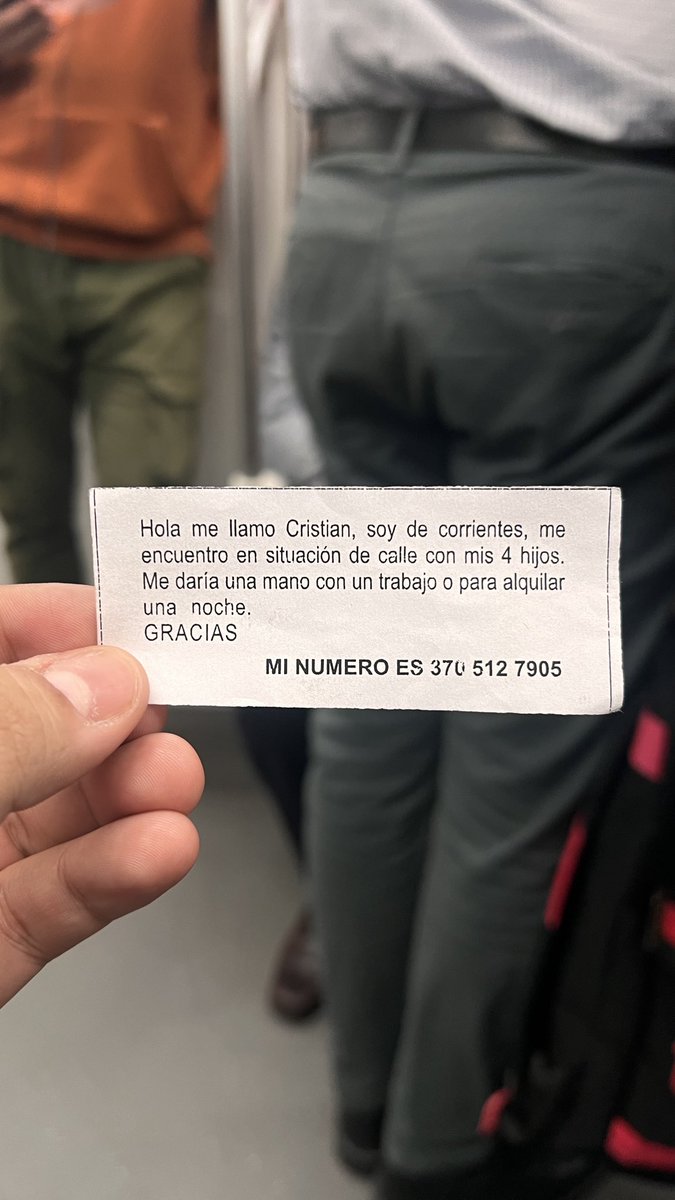 No soy de publicar estas cosas, pero hoy en el subte un señor estaba buscando trabajo. Vino de Corrientes porque su mujer tiene cáncer, tiene 4 hijos que están en la calle, pero busca laburo para salir adelante. Si pueden dejar un like o un RT, capaz alguien lo ve y puede ayudar