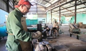 Granma_Digital's tweet image. ✅Innovadores de la Unidad Empresarial de Base (UEB) Talleres y Desmonte de Sancti Spíritus, tienen listo un lote de cajas sostenedoras con sus ejes de corte, el cual facilitará las labores de cosecha de las combinadas cañeras Case de Cuba. 
🔗acortar.link/QYbvOW
#CubaAvanza