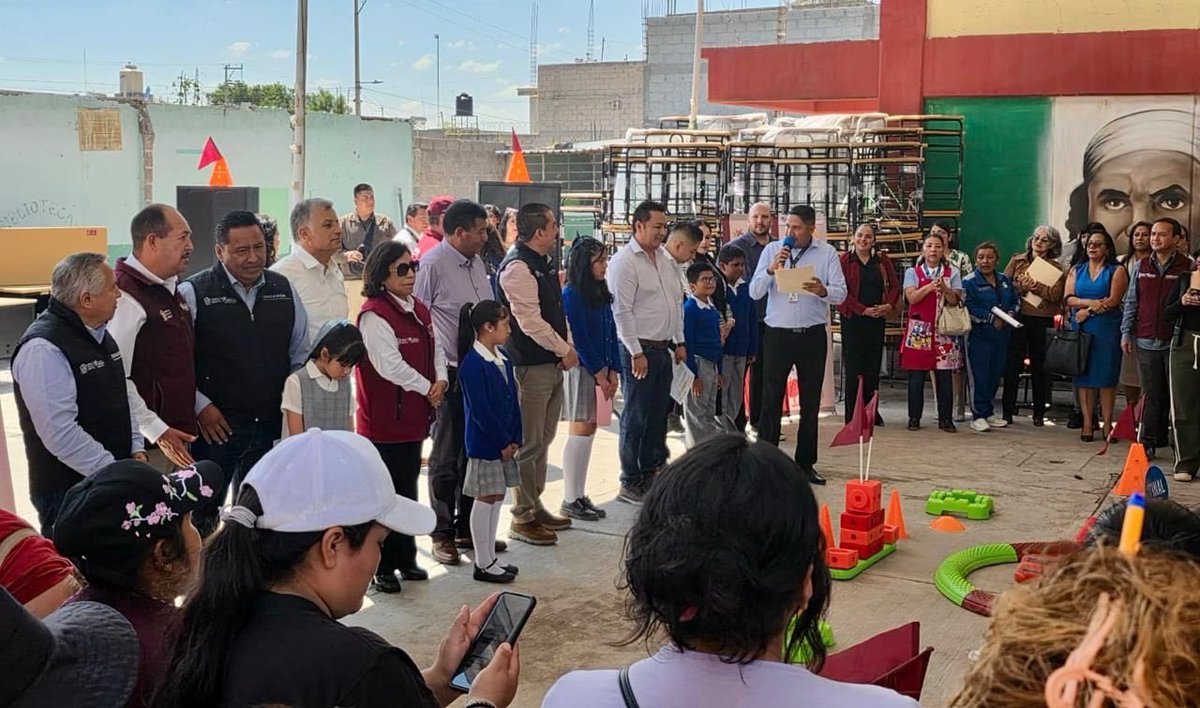 arturougaldea_'s tweet image. En la Primaria “Siervo de la Nación”, de #Tezoyuca, el Secretario Miguel Ángel Hernández Espejel concluyó su gira de trabajo, haciendo entrega de mobiliario escolar, kits deportivos y material didáctico.
#ElPoderDeServir
#LaTransformaciónAvanzaEnEducación