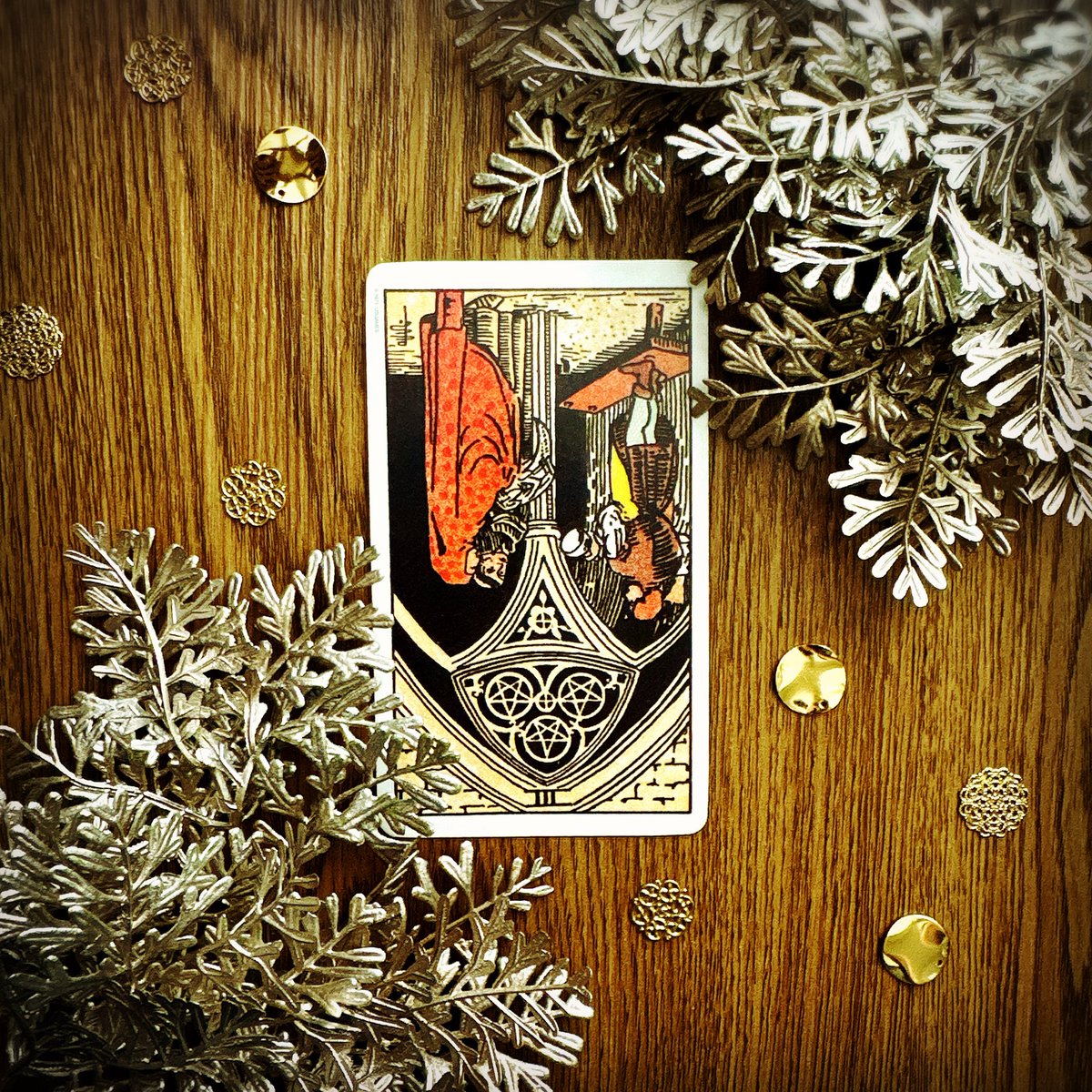 2025/10/15　今日のカードと占い：Three of pentacles
いつかのやる気を思い出す日。当初は熱意に燃えていたことも、慣れて当たり前になると惰性や流れで進めてしまうことがある。それでもやっていくことはできるとしても、ちょっと上を目指せるのはこんな日。今日もよい1日を。