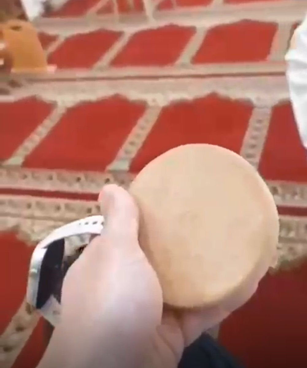 فايز الكندري مغرداً : انتشر مقطع يظهر فيه أحد الأشخاص (غفر الله له) يطلب من أحد المخالفين له في المذهب أن يخرج من المسجد بحجة أن التربة التي يصلي عليها من الشرك!

أولاً:
 الصلاة على التربة لا تدخل في باب الشرك، لأنهم يصلون عليها لا لها، وخلافنا في هذه المسألة يدخل في باب آخر لا