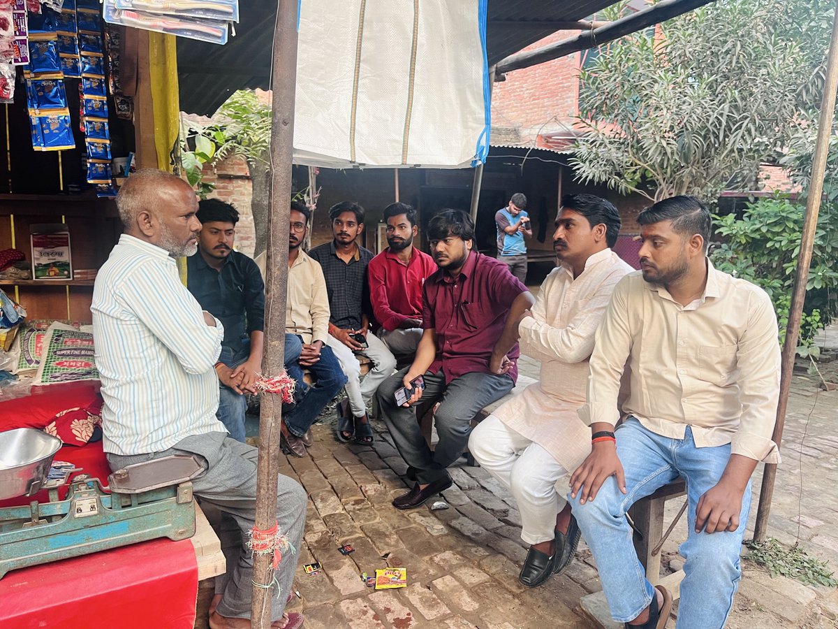 ivrajput's tweet photo. “दुःखद”

विगत दिनों #फर्रुखाबाद के सातनपुर मण्डी रोड स्थित शुभेच्छा हॉस्पिटल परिसर में #The_Sun_Library नामक संस्था की बिल्डिंग में हुआ विस्फोट अत्यंत दुखद एवं हृदय विदारक घटना है।

इस भीषण हादसे में दो छात्रों का असमय निधन हो गया, जो सम्पूर्ण जनपद के लिए अपूरणीय क्षति है।

आज अखिल भारतीय विद्यार्थी परिषद, फर्रुखाबाद विभाग के विभाग संगठन मंत्री श्री संजय प्रताप सिंह राणा जी एवं परिषद के अन्य कार्यकर्ताओं व समर्थकों के साथ मृतक छात्रों के परिजनों से भेंट कर उन्हें अपनी गहरी संवेदनाएँ व्यक्त कीं और दिवंगत आत्माओं की शांति के लिए ईश्वर से प्रार्थना की।

ईश्वर परिजनों को इस कठिन समय में धैर्य एवं शक्ति प्रदान करें। 

साथ ही, माननीय मुख्यमंत्री आदरणीय श्री @myogiadityanath जी से विनम्र अनुरोध है कि —

• सभी घायल छात्र-छात्राओं के उपचार की संपूर्ण व्यवस्था एवं व्यय शासन स्तर से सुनिश्चित किया जाए।

• मृतक दोनों छात्रों के परिजनों को ₹10-10 लाख रुपये की आर्थिक सहायता शीघ्र प्रदान की जाए।

“घायल छात्र-छात्राओ के परिवार वालो का आरोप है की वह अपने बच्चों का इलाज स्वम् कराने पर मजबूर है । प्रशासन द्वारा कोई मदद नहीं मिल रही है । 
मृतक आकाश कश्यप एवं आकाश सक्सेना के परिवार के लोगों का भी यही कहना है कि उनके होनहार जवान बेटे चले गए और प्रशासन की तरफ़ से अभी तक कोई भी मदद हम लोगों तक नहीं पहुचायी गई है ”

#Farrukhabad #Fatehgarh #TheSunLibrary #FarrukhabadBlast #Condolence #Tribute #SadNews #फर्रुखाबाद @DMFarrukhabadUP @cdofarrukhabad @AmarUjalaNews @aajtak @ABPNews @DainikBhaskar @JagranNews @bstvlive @blvermaup