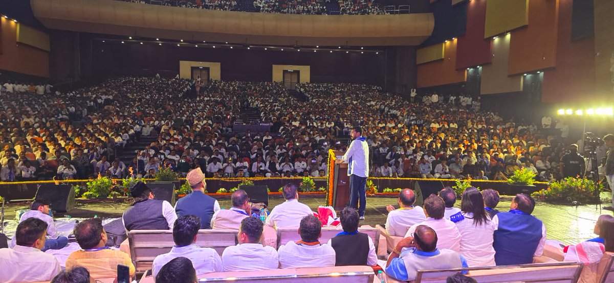 कल महाराष्ट्र प्रदेश के नागपुर ज़िले में आयोजित “प्रबुद्ध जनसम्मेलन” में अपनों के बीच अनेक महत्वपूर्ण विषयों पर विचार साझा किए और धर्मचक्र परिवर्तन दिवस के अवसर पर दीक्षा भूमि पहुँचकर उसे नमन किया।