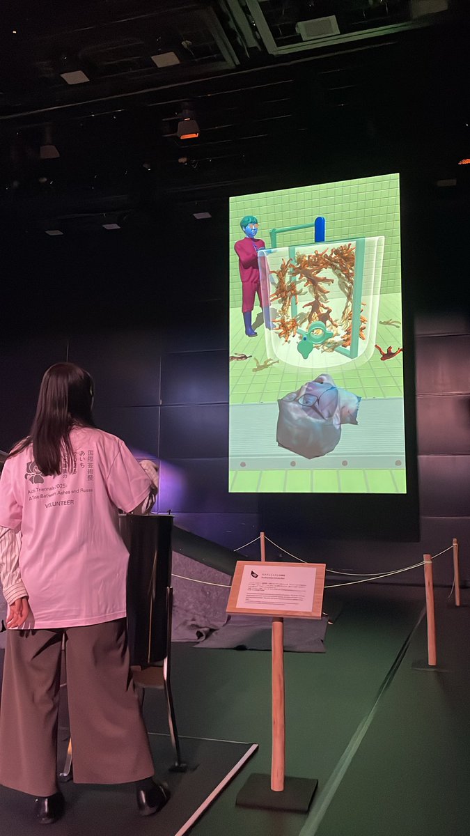 olta_jp's tweet photo. 公演時間外の『Eternal Labor』の会場はゲームセンターと化しています。お客さんに混じって出演者やボランティアスタッフもゲームに興じています。
宇佐美奈緒さん@poorchi_ と柴田一秀さん@bashitta1の協力で製作した4つのゲームは採蜜や蜂起など蜂にまつわる内容。 https://t.co/eD9W0OcrLJ