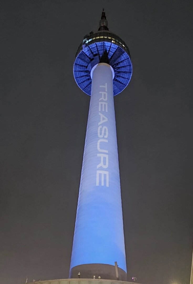Namsan Seoul tower lagi kolaborasi sama treasure 🥹
Dan warna nya cantik banget pulakk, mana sampe akhir November lagi kolaborasi ini🫠🫠🫠 -star
