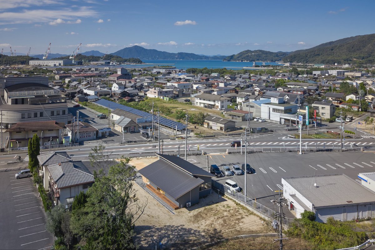 shupeiman's tweet photo. 【もう限界です】

愛媛のど田舎に、コワーキングスペースを建てました。

補助金、助成金はゼロ。土地代1700万含む総工費は8,000万。

法人で借金6,000万してます（公庫と地銀から3,000万ずつ）

だがしかし、お金がない。

コワーキングスペースだけでの自立は不可能（なぜ建てた）

会員は6契約で、月5万円ほどの収入。

シェア型本棚プランが12契約で36,000円。

毎月60万返済のうち、10万弱はおかげさまで作れました。

残り50万。

スポンサーや、地方創生プロジェクトメンバーの募集含めて、使っていきます。#LLACハウス