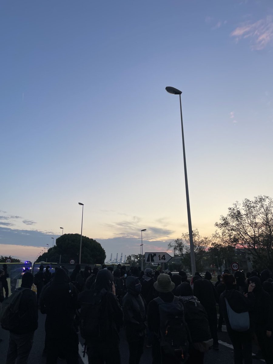 analogicagnd's tweet photo. Seguim tallanr l'accés al port!
Aquest #15Oct bloquegem-ho tot! https://t.co/ZgXAT2wwxi