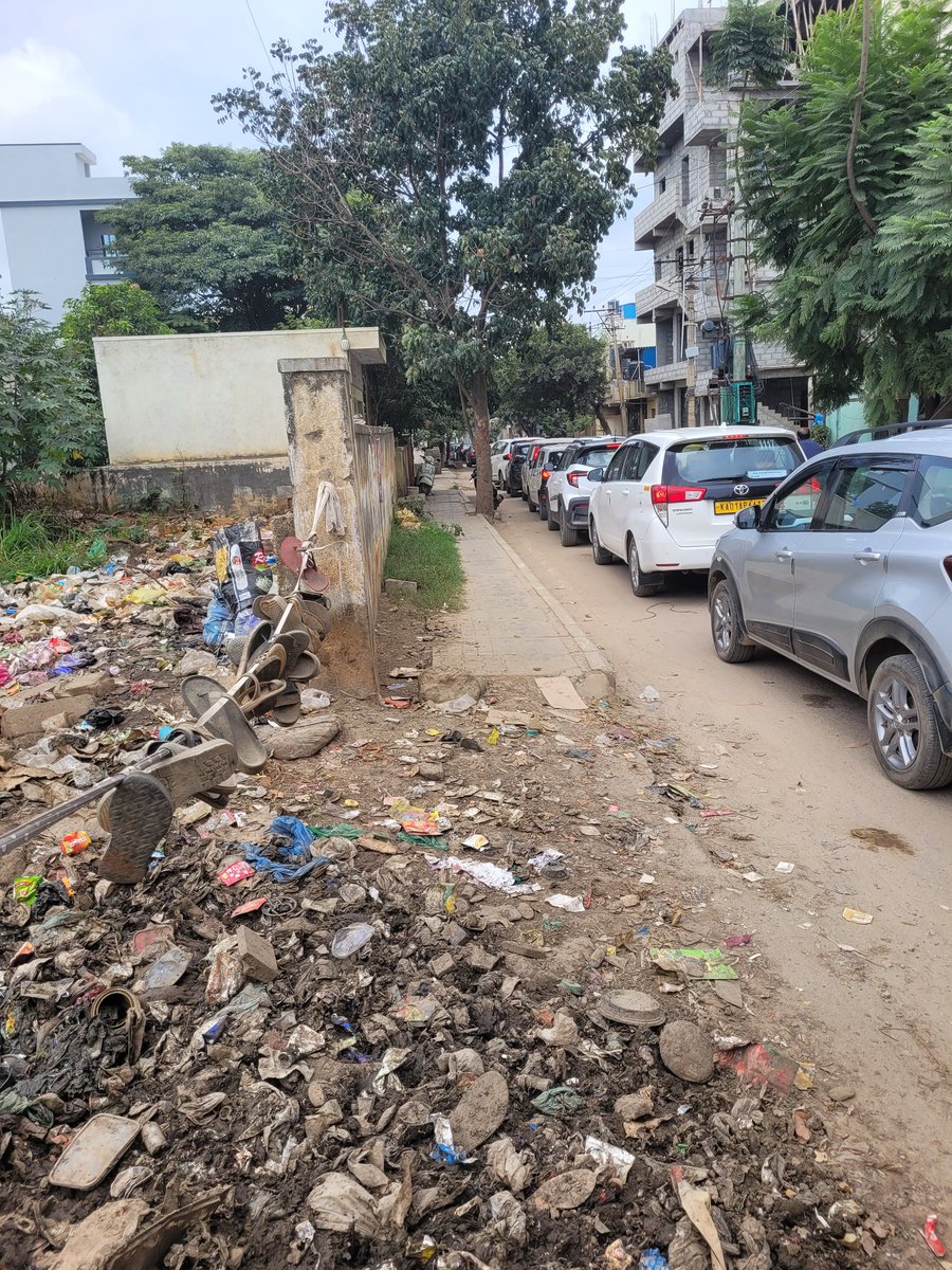 SumitM_X's tweet image. This is what going to the office in Bangalore looks like...

Just 3 kms from the fancy Embassy Tech Village..
