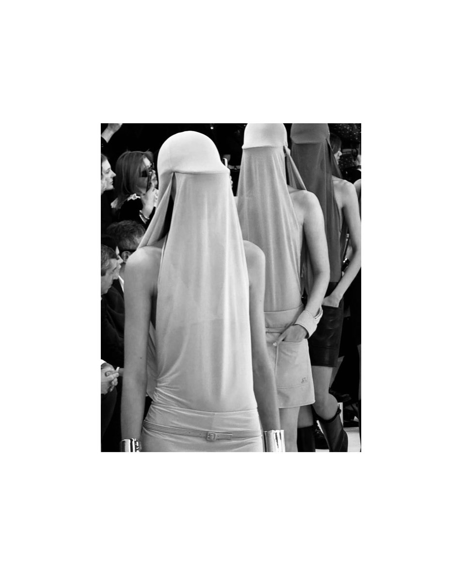 𝗙𝗨𝗧𝗨𝗥𝗜𝗦𝗧𝗜𝗖 𝗘𝗟𝗘𝗚𝗔𝗡𝗖𝗘 💫⁣
⁣➡️ instagram.com/reel/DP0UOjrDs…

#Courrèges #style #fashion #beauty #EmyGhosnStyle #PFW #Sydney #Australia #EmyGhosn ❌