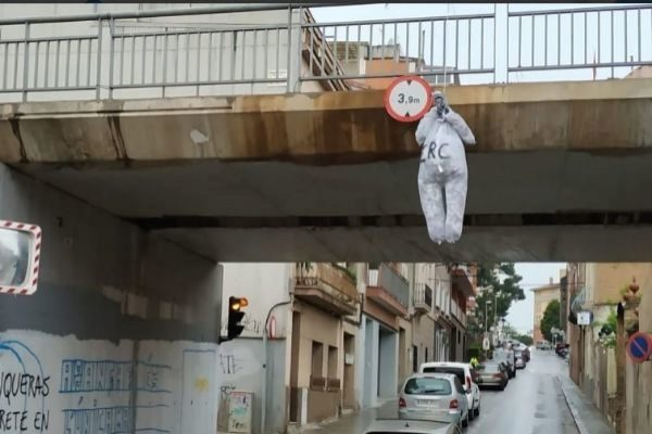 Surt a llum que tots els actes de vandalització cap a <a href="/Esquerra_ERC/">Esquerra Republicana</a>  eren realitzats per joves de les <a href="/JoventRepublica/">Joventuts d’Esquerra Republicana</a>  (JER). ERC, s'enfonsa cada cop més !!!