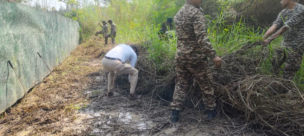 Crpf89bn's tweet photo. Special cleanliness drive at outer areas of the campus at HQ/89 Bn during Special Campaign 5.0
@crpfindia 
@HMOIndia 
@PIBHomeAffairs 
@PMOIndia 
@DARPG_GoI 
#SpecialCampaign5 #SpecialCampaign5_0 https://t.co/Qm8lNHTklL