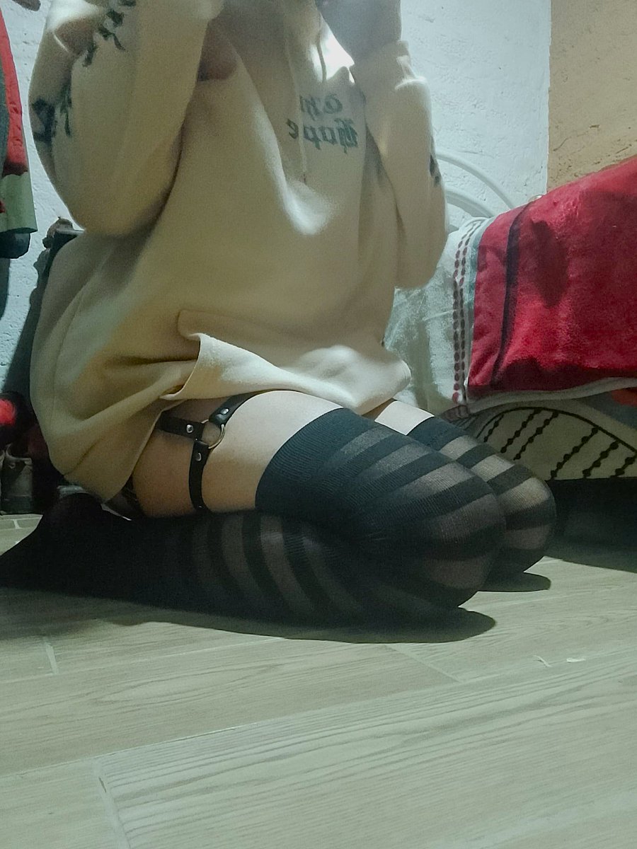Berlinnsfwr34's tweet photo. A veces olvido que las fotos con sudaderas holgadas también les gusta, tengo que tomar más fotos así hehe.. n n" 💖

#femboyfashion #femboymexico #femboymuslos #ThighsBeauty #sockgarters https://t.co/pwomgKNHeX