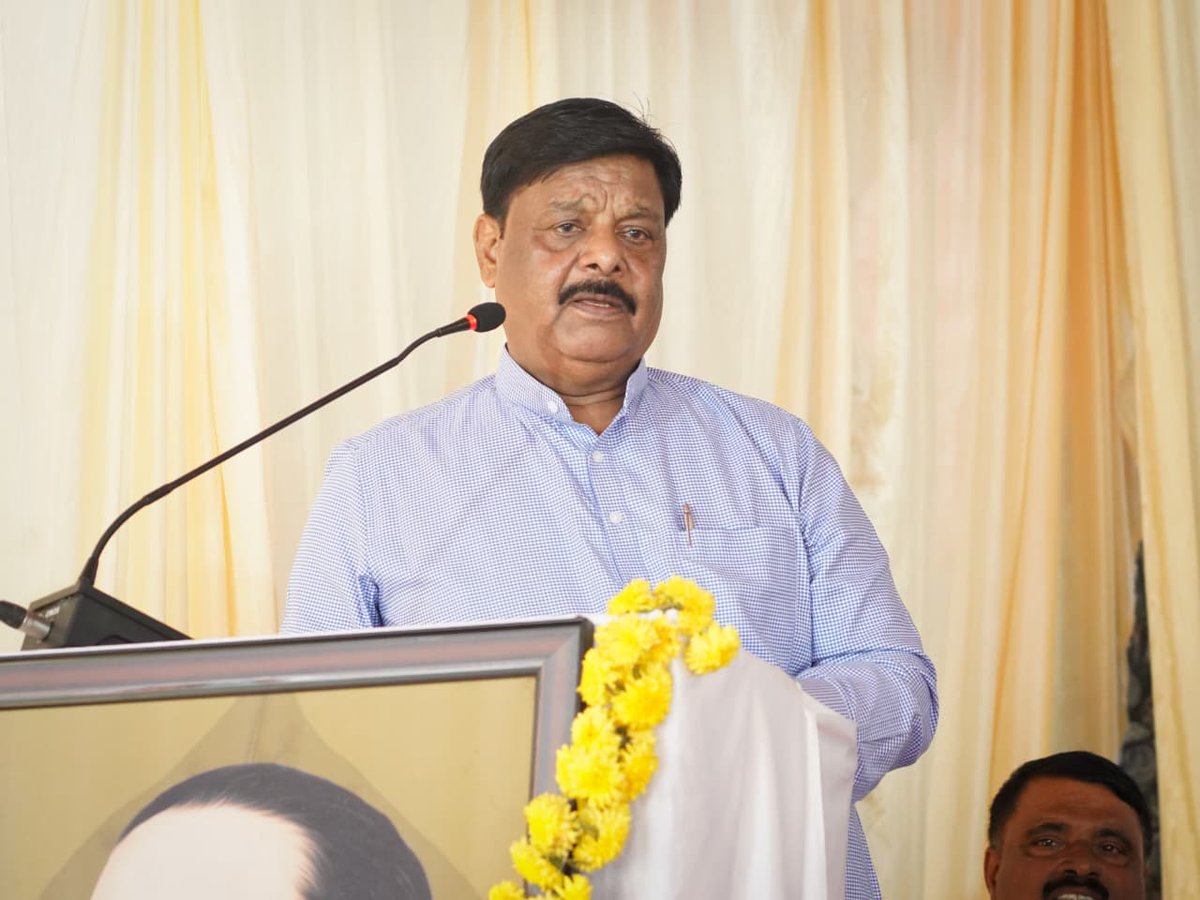 CMahadevappa's tweet photo. ಇದು ಬುದ್ಧ ಬಸವ ಅಂಬೇಡ್ಕರ್ ಹುಟ್ಟಿದ ನಾಡು. ಇಂತಹ ನಾಡಿನಲ್ಲಿ ದೇಶ ವಿರೋಧಿ ಶಕ್ತಿಗಳಾದ RSS ನಂತಹ ಪ್ರಜಾಪ್ರಭುತ್ವ ವಿರೋಧಿ ಸಂಘಗಳು ಸಮಾಜದ ಶಾಂತಿ, ನೆಮ್ಮದಿ ಮತ್ತು ಸಾಮರಸ್ಯ ಹಾಳು ಮಾಡದಂತೆ ತಡೆಯುವುದು ನಮ್ಮೆಲ್ಲರ ಜವಾಬ್ದಾರಿ.

RSS ಮಾತ್ರವಲ್ಲ ಪ್ರಜಾಪ್ರಭುತ್ವದ ಆಶಯಗಳಿಗೆ ವಿರುದ್ಧವಾಗಿ ನಡೆದುಕೊಳ್ಳುವ ಯಾವುದೇ ಧಾರ್ಮಿಕ ಅಥವಾ ವ್ಯಕ್ತಿ ಸಂಘಟನೆಗಳಿಗೆ ನನ್ನ ವಿರೋಧ ಇದ್ದೇ ಇದೆ

#Buddha