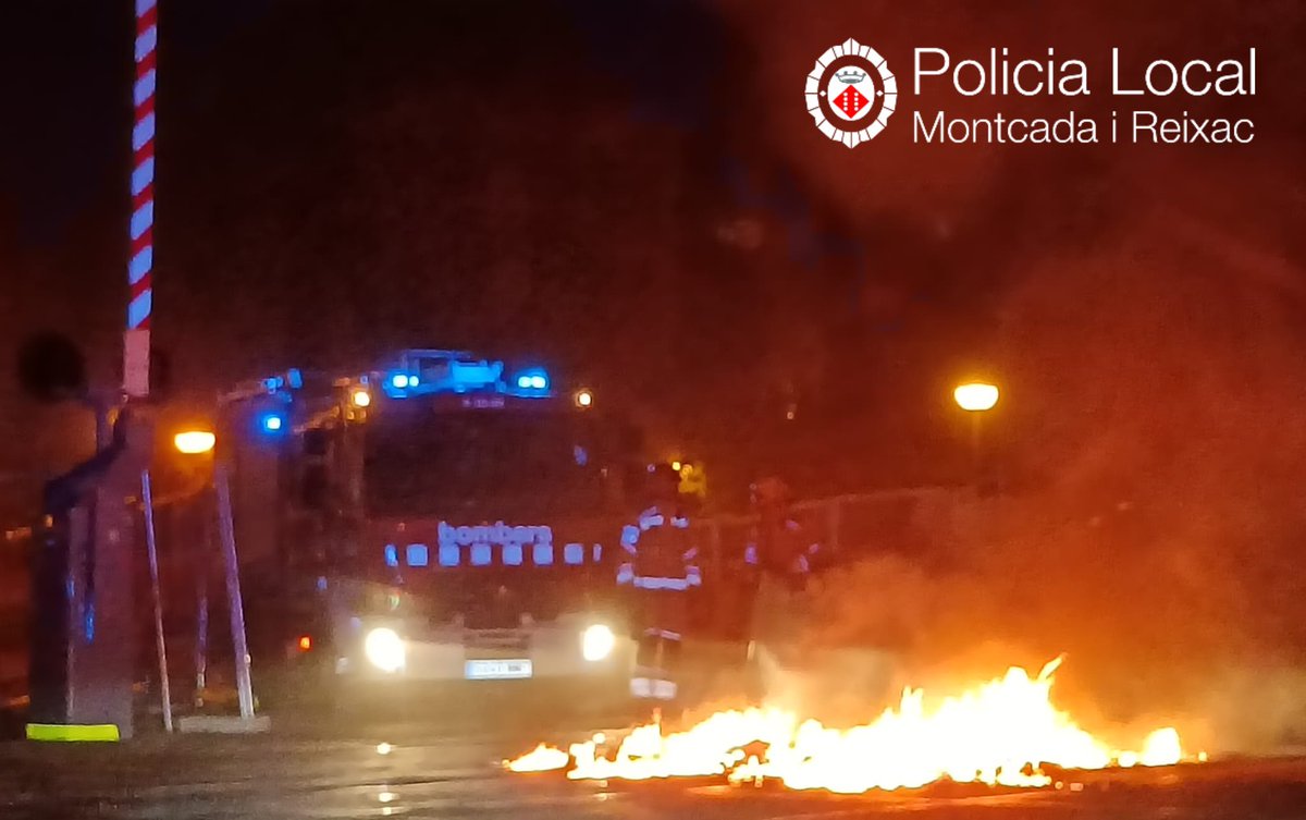 Contenidor cremant a la línia <a href="/rod2cat/">R2 Rodalies 🤖</a>. Salvem un, i el foc de l’altre és sufocat per <a href="/bomberscat/">Bombers</a> 

La circulació de trens no ha patit afectacions #PoliciaLocal #Montcada