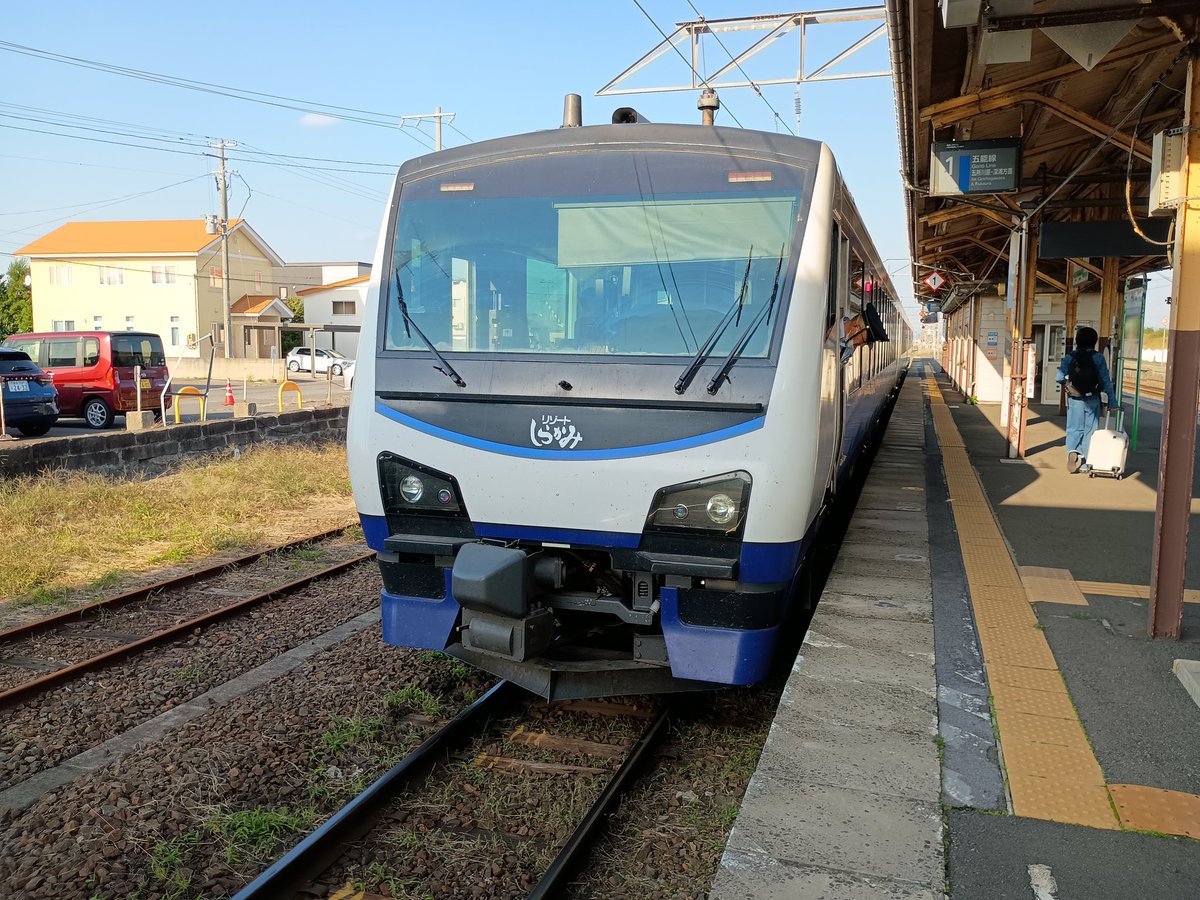 RailfanGuide's tweet image. 久々に、リゾートしらかみに乗りに来ました。東京から、新幹線で来ると、この4号に乗れる。
来年2026年は五能線全線開通90周年です。
五能線起点のまち能代のロゴマークを使った記念グッズ作りたいなあ。
