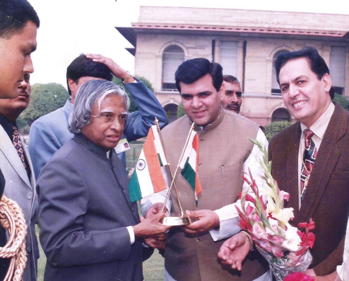 मेरा सौभाग्य रहा की एक दिन मैं भारत के पूर्व #rashtrapati स्व श्री #APJAbdulKalam ji  से मिला और उन्हे राष्ट्रीय ध्वज भेंट किया ।  #JaiHind #apjabdulkalamjayanti पर शत शत नमन । #APJAbdulKalambirthday