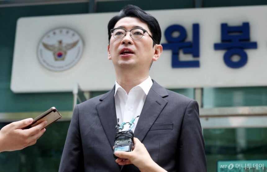 newssokbo's tweet photo. 이화영 전 부지사가 “이재명에게 800만 달러 대북송금을 보고했다”고 자백한 지 3일 만에,
그의 변호인이 김현지의 압박 전화 4~5통 후 사임한 사실이 드러남.

김현지는 이재명 대표의 최측근으로, 변호인 교체 개입은 증거인멸과 공범 관계 의혹을 강하게 시사.
그럼에도 민주당 법사위원들이 김현지의 국회 출석을 막으며 ‘실세론’을 입증했다는 평가.

이재명 주변은 권력으로 방어하고, 국민이 그 대가를 치르는 구조.
결국 김현지=이재명,
국민은 “공범 정부”의 피해자가 되고 있다.