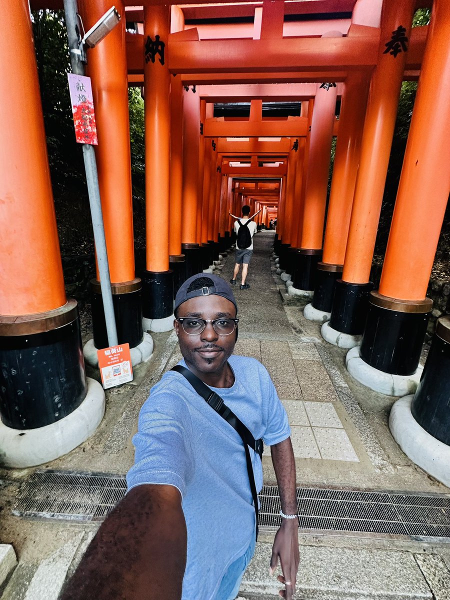 TravelStylist_'s tweet photo. 🇯🇵✨ Entre admiration et frustration : ce que le Japon m’inspire pour  le tourisme au Cameroun 🇨🇲 

Depuis quelques jours, vous le savez, je vis une véritable histoire d’amour avec le Japon.
Mais aujourd’hui, au-delà de l’admiration, ce que je ressens surtout, c’est une une forme de frustration; une frustration lucide, presque douloureuse.

Ce matin, j’étais à Fushimi Inari Taisha, à Kyoto.
Des milliers de torii rouges serpentant la montagne comme une prière sans fin.
Je m’y suis rendu à 6h du matin, espérant trouver un peu de solitude.
Mais à 7h, les lieux étaient déjà remplis.
Des voyageurs du monde entier, silencieux, respectueux, venus vivre ce qui dépasse le simple tourisme : une expérience spirituelle.

Et plus tard, je suis monté au Kiyomizu-dera, ce temple suspendu sur la colline, construit sans un seul clou, dominant Kyoto dans la brume.
Des familles, des moines, des amoureux, des écoliers en uniforme : ici, la foi, la culture et la beauté se tiennent la main.

C’est en observant ces scènes que la frustration m’a rattrapé.
Parce que j’ai repensé à notre Cameroun 🇨🇲, à nos chefferies, à nos palais sacrés, à ces lieux que j’ai eu la grâce de parcourir de village en village.
La case patrimoniale de Bandjoun, le palais royal de Foumban, le Lamidat de Ngaoundéré, la chefferie Batoufam, ou encore le musée des calebasses à Bamougoum…
Autant de trésors, vivants, porteurs de sens, de mémoire, d’âme, et de spiritualité.
Mais combien d’entre eux sont réellement célébrés, préservés, transmis ?

Le Japon me rappelle qu’un pays n’a pas besoin d’inventer pour fasciner.
Il lui suffit d’honorer ce qu’il est déjà.
Ici, chaque pierre, chaque porte, chaque geste est un acte de fierté.
La spiritualité n’est pas mise en scène, elle est vécue.
La culture n’est pas commercialisée, elle est honorée.

Et c’est là, la grande leçon : Le Japon n’a pas cherché à séduire le monde. Il a juste été profondément lui-même.
Et le monde a fini par venir à lui.

Alors oui, je suis admiratif.
Mais plus encore, je suis convaincu.

Le Cameroun n’a pas besoin de copier, ni de se justifier.
Il doit simplement croire en la valeur de son propre héritage; et lui donner la place, le soin, le respect qu’il mérite.

Parce qu’au fond, le véritable développement culturel ne vient pas de l’imitation, mais de la réconciliation avec ce que nous sommes déjà. 🇨🇲✨