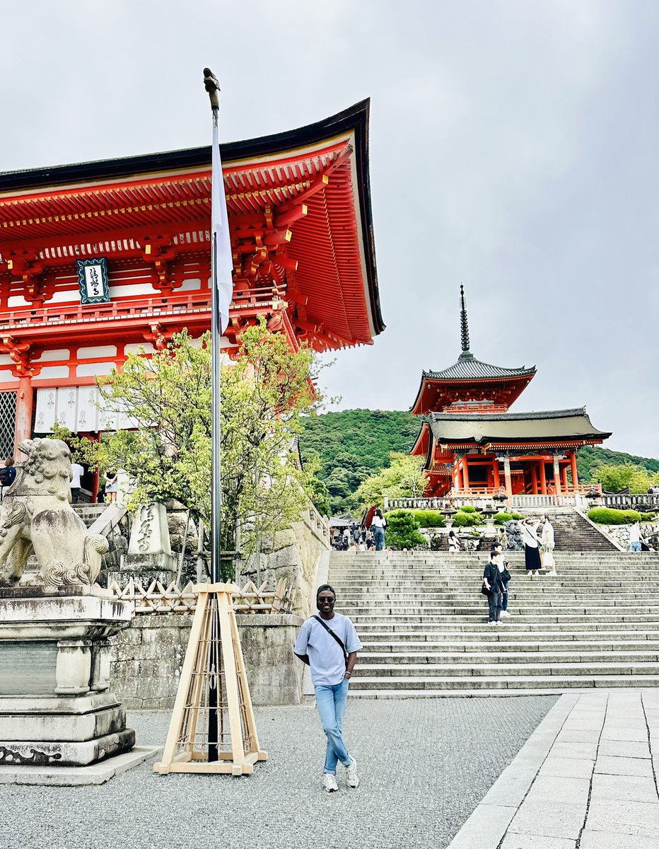 TravelStylist_'s tweet photo. 🇯🇵✨ Entre admiration et frustration : ce que le Japon m’inspire pour  le tourisme au Cameroun 🇨🇲 

Depuis quelques jours, vous le savez, je vis une véritable histoire d’amour avec le Japon.
Mais aujourd’hui, au-delà de l’admiration, ce que je ressens surtout, c’est une une forme de frustration; une frustration lucide, presque douloureuse.

Ce matin, j’étais à Fushimi Inari Taisha, à Kyoto.
Des milliers de torii rouges serpentant la montagne comme une prière sans fin.
Je m’y suis rendu à 6h du matin, espérant trouver un peu de solitude.
Mais à 7h, les lieux étaient déjà remplis.
Des voyageurs du monde entier, silencieux, respectueux, venus vivre ce qui dépasse le simple tourisme : une expérience spirituelle.

Et plus tard, je suis monté au Kiyomizu-dera, ce temple suspendu sur la colline, construit sans un seul clou, dominant Kyoto dans la brume.
Des familles, des moines, des amoureux, des écoliers en uniforme : ici, la foi, la culture et la beauté se tiennent la main.

C’est en observant ces scènes que la frustration m’a rattrapé.
Parce que j’ai repensé à notre Cameroun 🇨🇲, à nos chefferies, à nos palais sacrés, à ces lieux que j’ai eu la grâce de parcourir de village en village.
La case patrimoniale de Bandjoun, le palais royal de Foumban, le Lamidat de Ngaoundéré, la chefferie Batoufam, ou encore le musée des calebasses à Bamougoum…
Autant de trésors, vivants, porteurs de sens, de mémoire, d’âme, et de spiritualité.
Mais combien d’entre eux sont réellement célébrés, préservés, transmis ?

Le Japon me rappelle qu’un pays n’a pas besoin d’inventer pour fasciner.
Il lui suffit d’honorer ce qu’il est déjà.
Ici, chaque pierre, chaque porte, chaque geste est un acte de fierté.
La spiritualité n’est pas mise en scène, elle est vécue.
La culture n’est pas commercialisée, elle est honorée.

Et c’est là, la grande leçon : Le Japon n’a pas cherché à séduire le monde. Il a juste été profondément lui-même.
Et le monde a fini par venir à lui.

Alors oui, je suis admiratif.
Mais plus encore, je suis convaincu.

Le Cameroun n’a pas besoin de copier, ni de se justifier.
Il doit simplement croire en la valeur de son propre héritage; et lui donner la place, le soin, le respect qu’il mérite.

Parce qu’au fond, le véritable développement culturel ne vient pas de l’imitation, mais de la réconciliation avec ce que nous sommes déjà. 🇨🇲✨