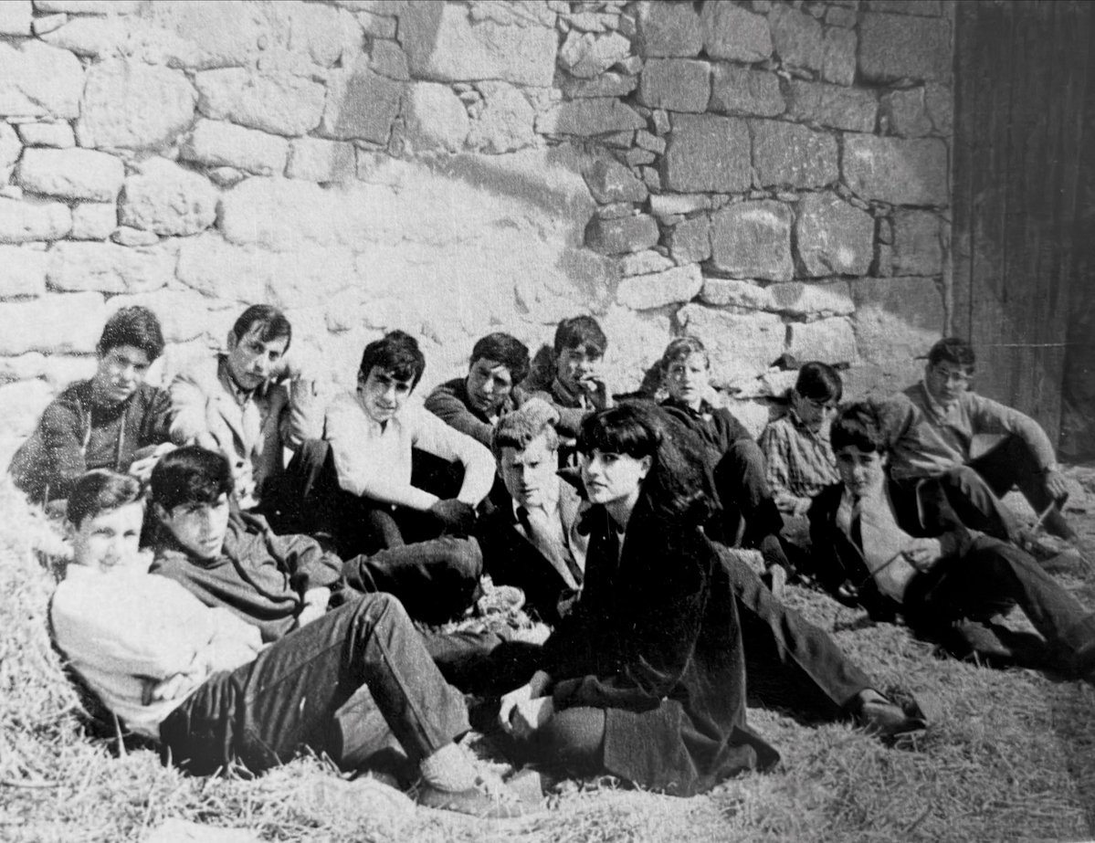 Grup de joves a l’era de cal Coberó de l’Aguda, un 12 d'octubre de 1966. 
Josep Balielles, Antonio Ferrer, Domènec Vila, Joan Fonoll, Jaume Tarruella, Ramon Castellá, Josep Maria Mases i Ramon Torné.
Antonio Torra, Celestino Font, LLuisa Tomàs, Antonio Solé, Josep Maria Solé