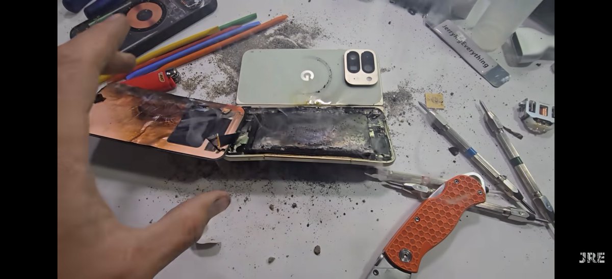 DigestAndroid's tweet image. JerryRig punctures the battery himself through his bending, then makes a bold claim that the Pixel exploded.... Sir. You punctured the battery by bending the phone in a specific way. This has nothing to do with exploding Pixels. Now a false narrative will spread because of this