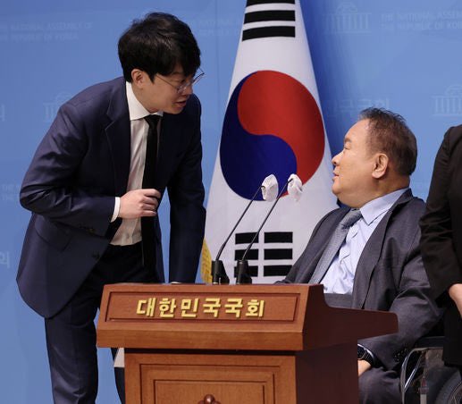 LOLOS8678's tweet photo. 삼가 고인의 명복을 빕니다.

이상민 의원님이 오늘 갑작스럽게 별세하셨습니다.

짧은 통화 때마다 의원님은 늘 대한민국 민주주의 파괴를 걱정하셨습니다. 저에게 해주신 말씀들 잊지 않겠습니다. https://t.co/P7qtQTNeML