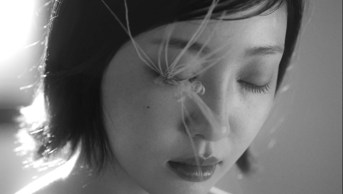 Yves - ex machina reminded me so much of Klara and the sun by Kazuo Ishiguro, specially the cover art of the edition I read