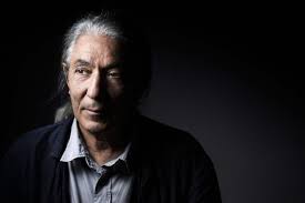 80 ans. Un cancer. Une plume. Et voilà que l’Algérie l’enferme pour avoir osé penser. Boualem Sansal est interdit de liberté pour avoir jeté un éclairage critique sur l’histoire. C’est la censure légalisée, c’est l’arbitraire devenu loi. Le silence est complice. Libérez-le !