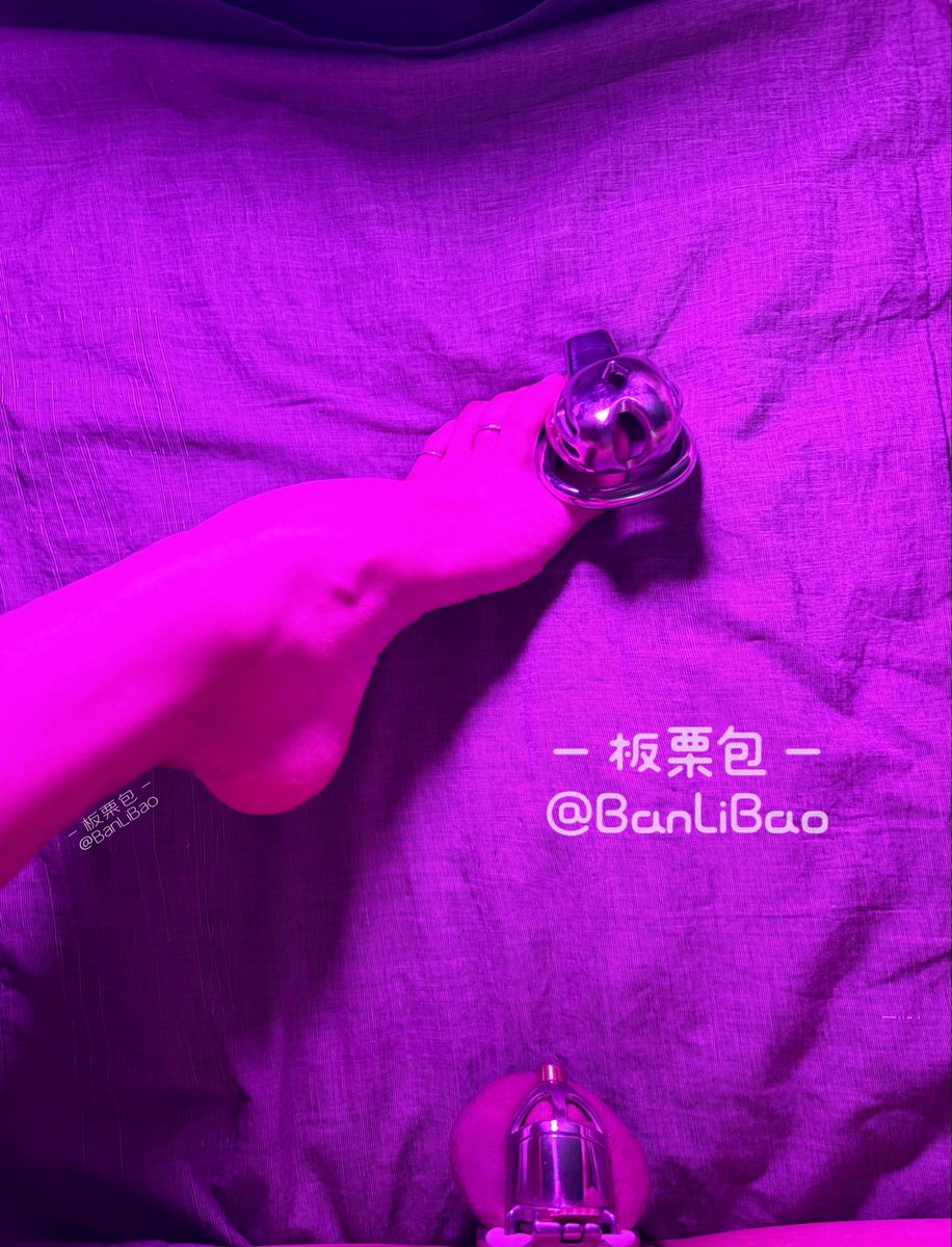 BanLiBao's tweet photo. day14
脚上这个是你的，和我一起戴锁吧～
#FRRK锁 #FRRK打卡活动 #FRRK #打卡30天 #locktober #sissy #男娘 #伪娘 #脚 #趾戒 #贞操锁 @FRRK888 https://t.co/H3qUiu7oLp