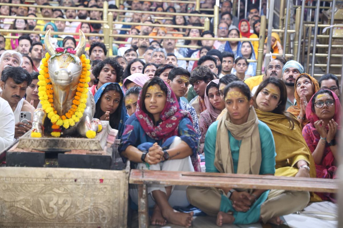 सबकुछ हारने के बाद महाकाल का सहारा बचा है। भारतीय महिला क्रिकेट टीम भी अपने अनुभवहीन कप्तान और कोच की गलतियों की वजह से बुरे दौर से गुजर रही है। इसकिये पूरी महिला क्रिकेट टीम महाकाल की शरण मे गयी है।
