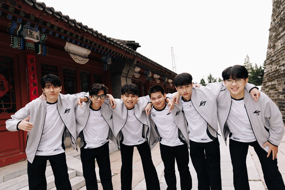 lolpacificen's tweet image. 1-0 FOR THE YOUNGEST ROSTER AT #WORLDS2025