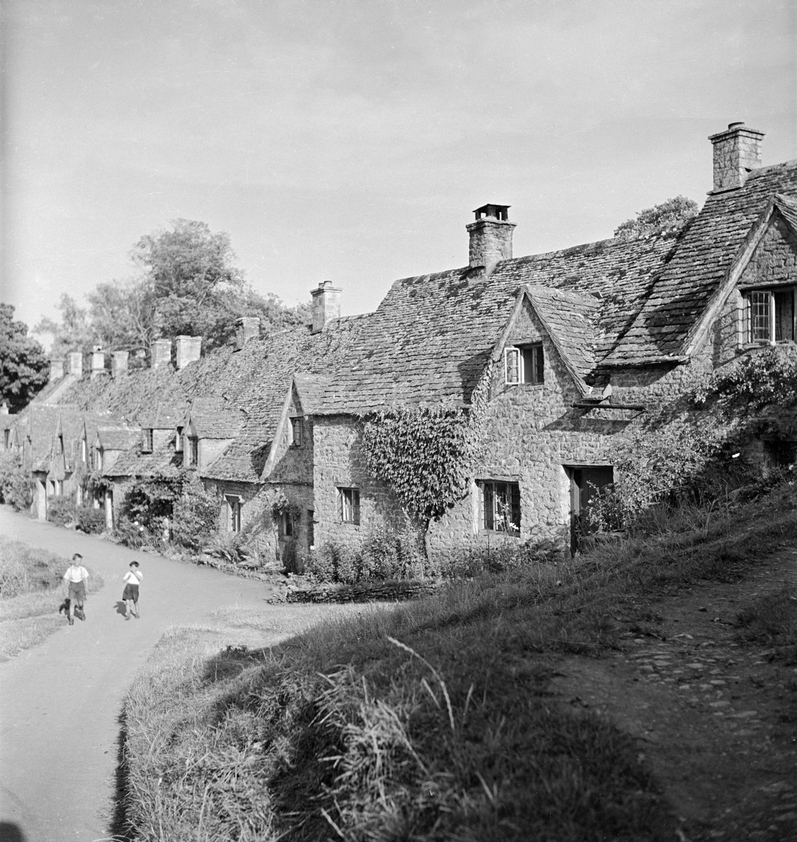 Famous textile designer William Morris once called Bibury in Gloucestershire 'the most beautiful village in England.' 🏡

Arlington Row was built in 1380 as a monastic wool store. It was listed at Grade I in 1952.