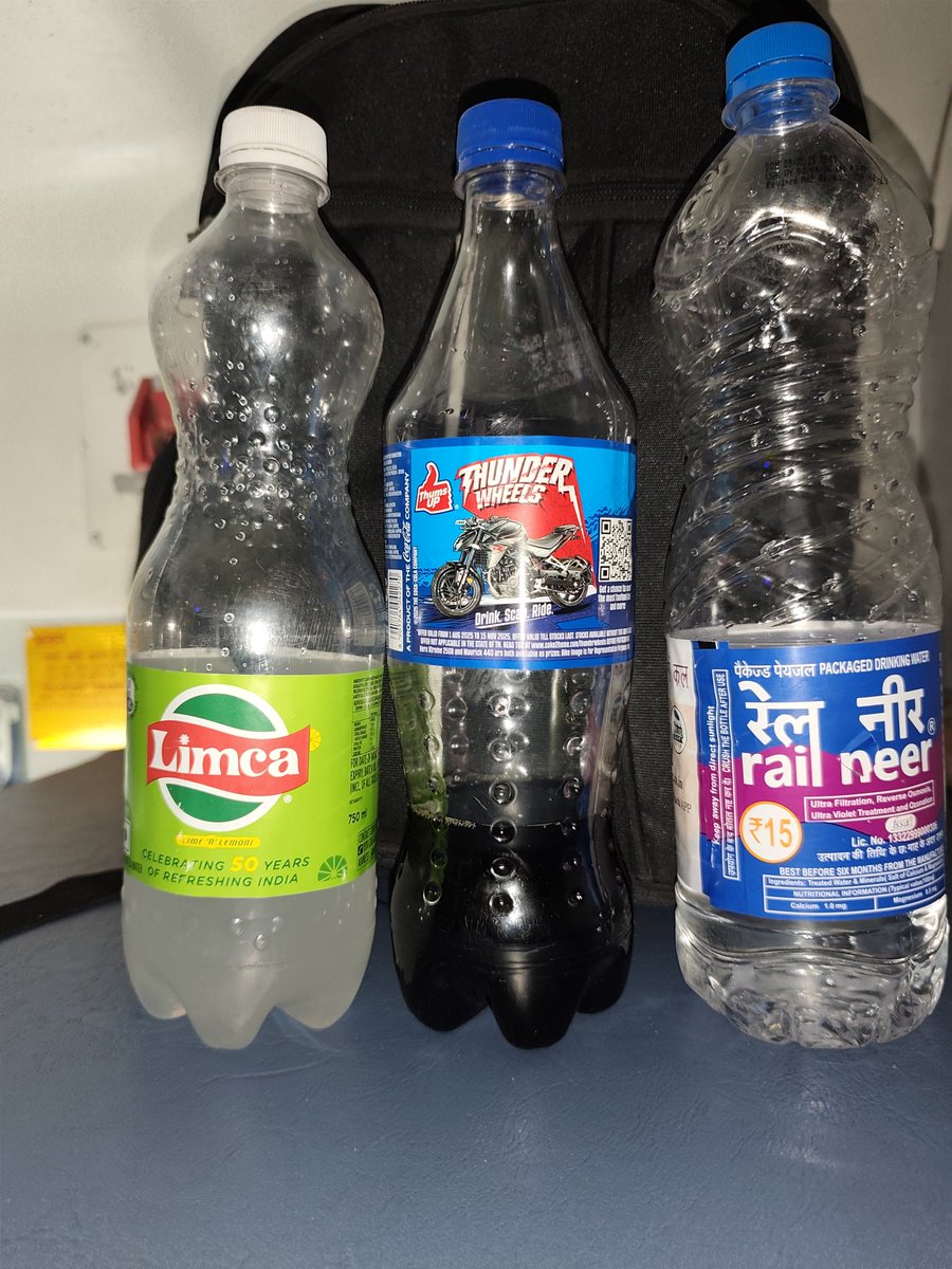 Lawyer_Kalpana's tweet image. भारतीय रेलवे की सुविधा कहें या गुंडागर्दी...?
Limca 40 वाली 45 मे बिना बिल के
Thums Up 40 वाली 45 मे बिना बिल के
Rail Neer 14 वाली 20 मे बिना बिल के
रेल मंत्री @AshwiniVaishnaw जी कभी आम आदमी के साथ हो रहीं इस गुंडागर्दी पर भी ध्यान दीजिये
और अभी जिस ट्रेन मे सफर कर रहीं हूँ…