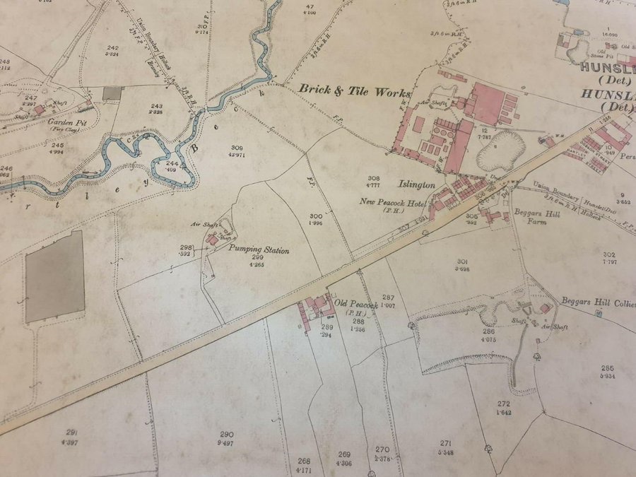 leeds_snippets's tweet image. Elland Road some time around the early 1890s. The pumping station was later bought by Leeds City to expand the Elland Road ground, including rotating the pitch to face north to south as it is today.