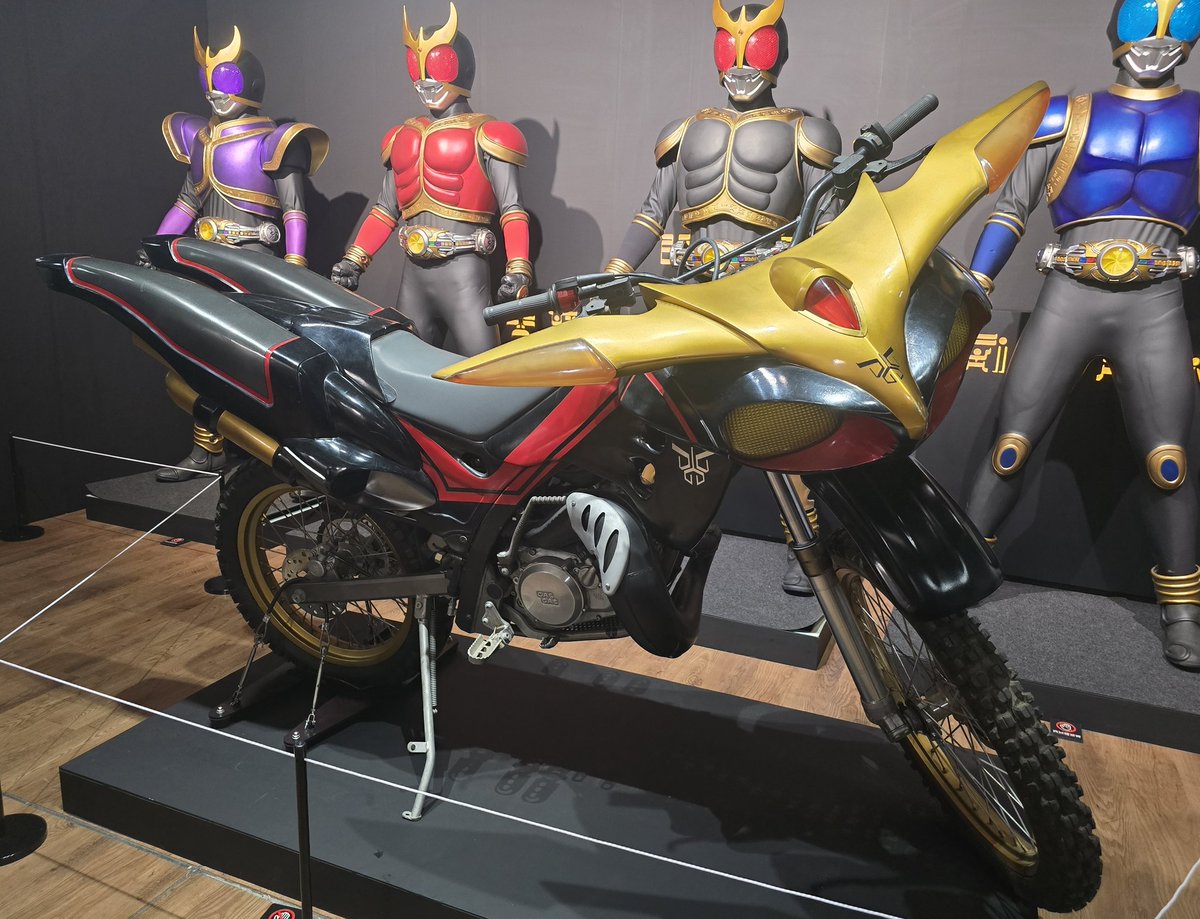 クウガ展もう心臓がもたねぇよって感じでもうホント最高過ぎる！
来て良かったー！生BTCS最高だった！
全フォーム居たの神すぎたわ（写真を撮る手が止まらなかったよ）
あと怪人も6体飾られてるんだけどガドルが超良かった
ポレポレはマジクウガの世界来ちゃったー！って感じで劇中そのままだったよ！